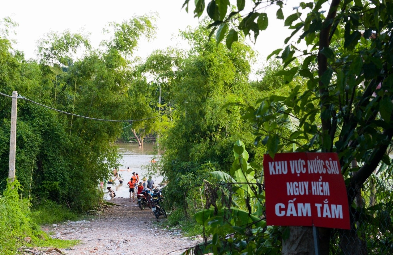 Tắm sông "giải nhiệt" mùa Hè