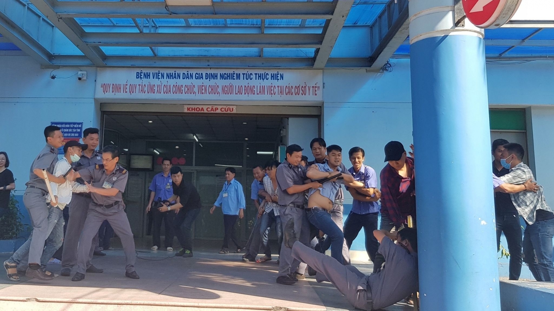 Một bác sĩ bị người nhà bệnh nhân hành hung khi làm nhiệm vụ