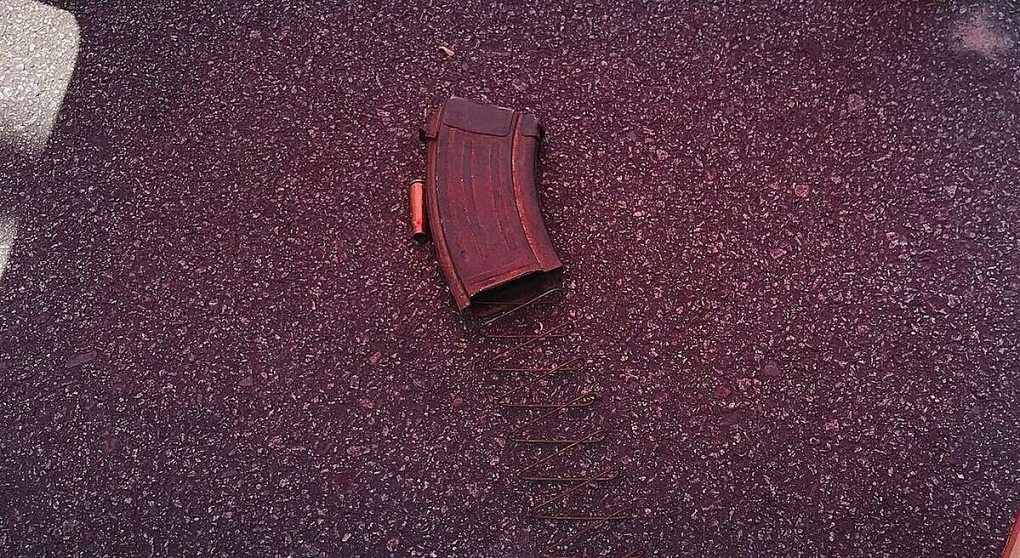 Thuyết phục kẻ cướp vàng hạ súng đầu hàng một cách an toàn