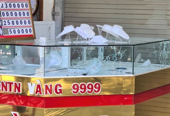 Thuyết phục kẻ cướp vàng hạ súng đầu hàng một cách an toàn