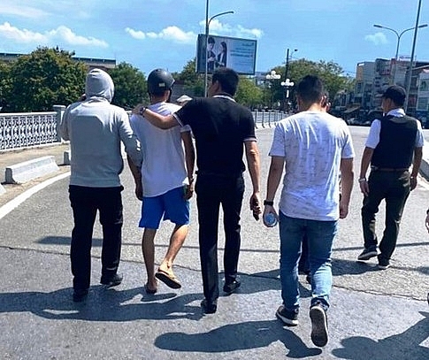 Thuyết phục kẻ cướp vàng hạ súng đầu hàng một cách an toàn