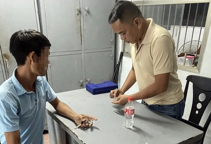 Thuyết phục kẻ cướp vàng hạ súng đầu hàng một cách an toàn