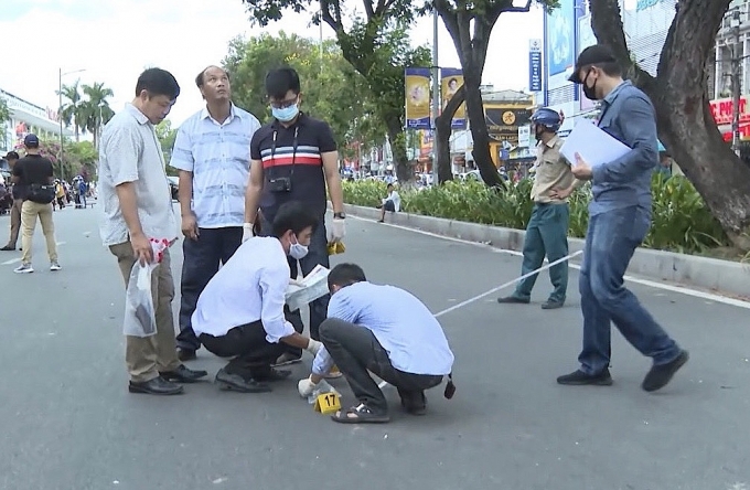 Thuyết phục kẻ cướp vàng hạ súng đầu hàng một cách an toàn