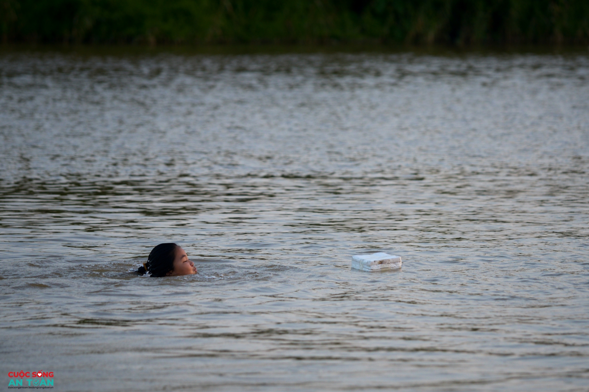 Tắm sông "giải nhiệt" mùa Hè
