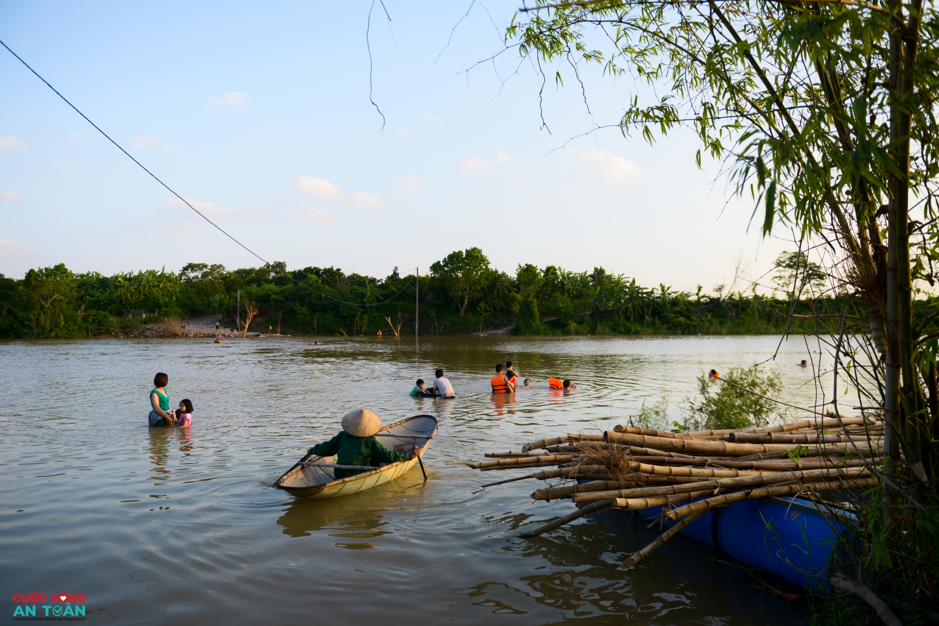 Tắm sông "giải nhiệt" mùa Hè