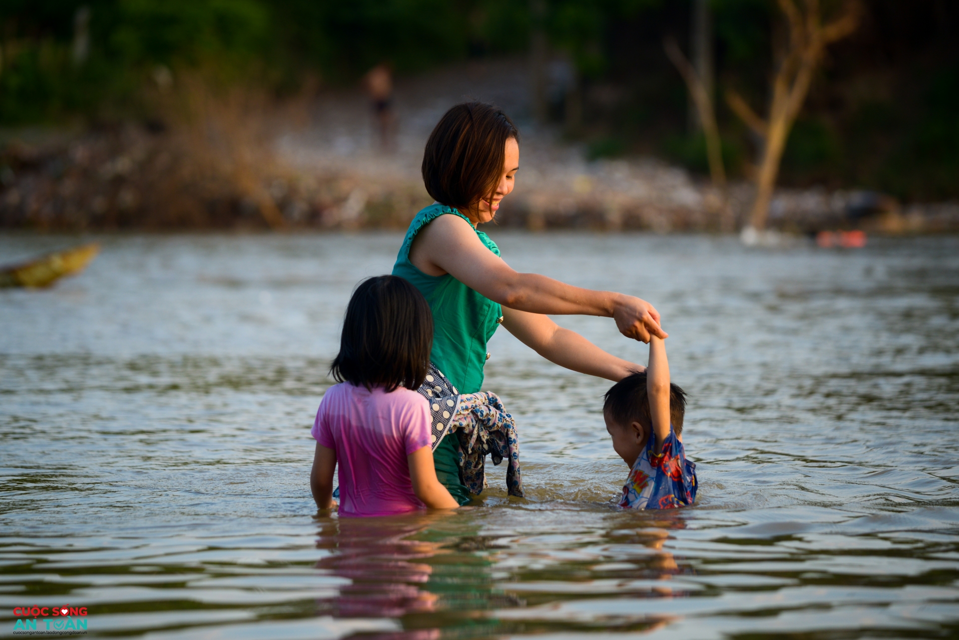 Tắm sông "giải nhiệt" mùa Hè