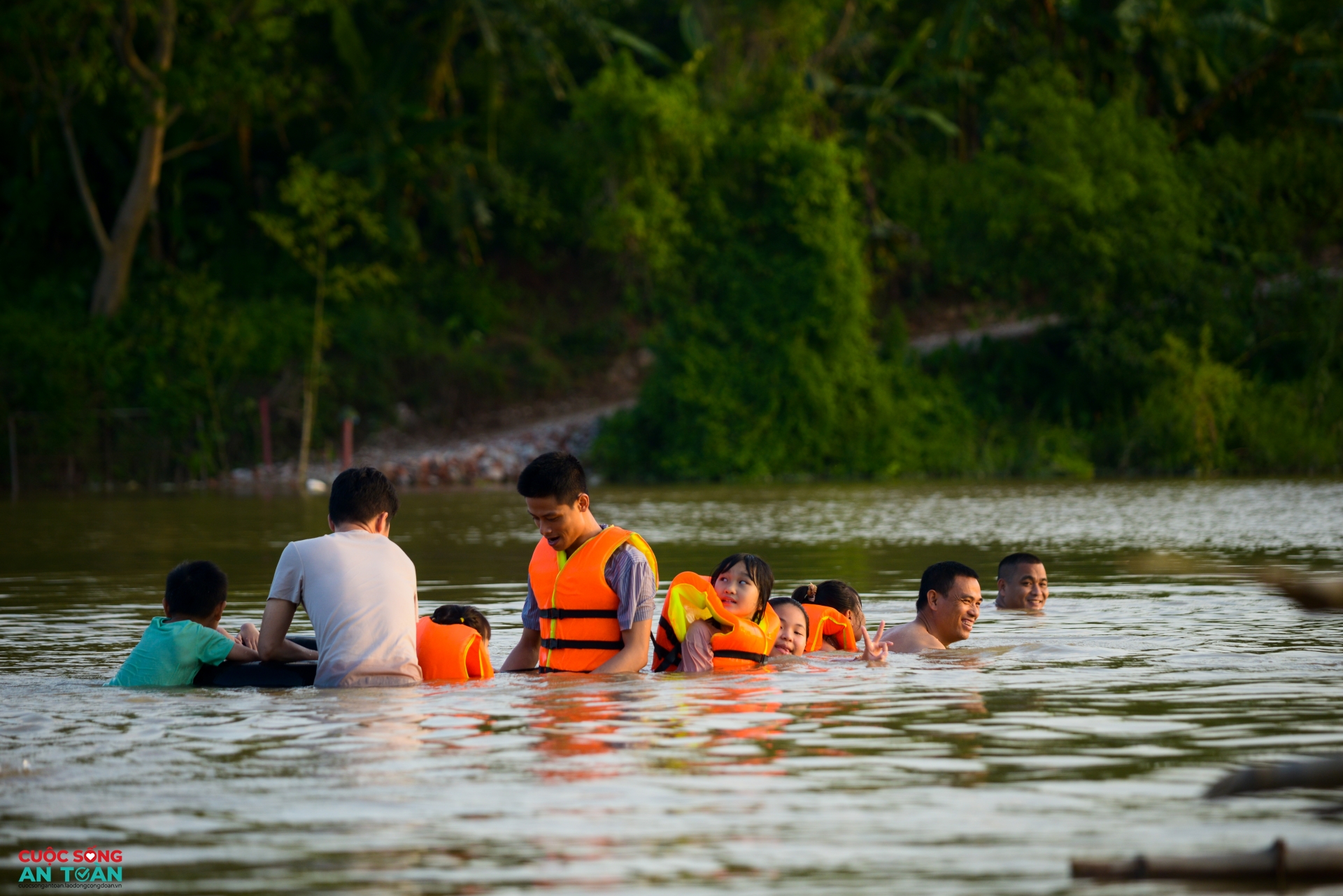 Tắm sông "giải nhiệt" mùa Hè
