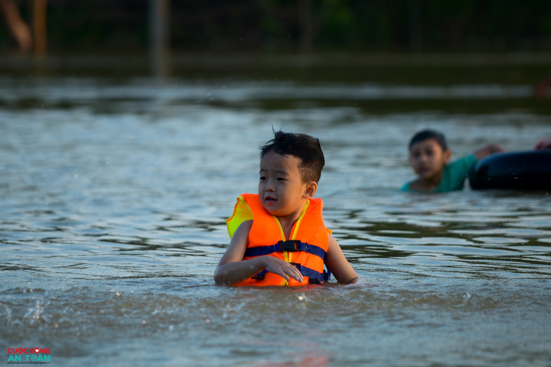 Tắm sông "giải nhiệt" mùa Hè