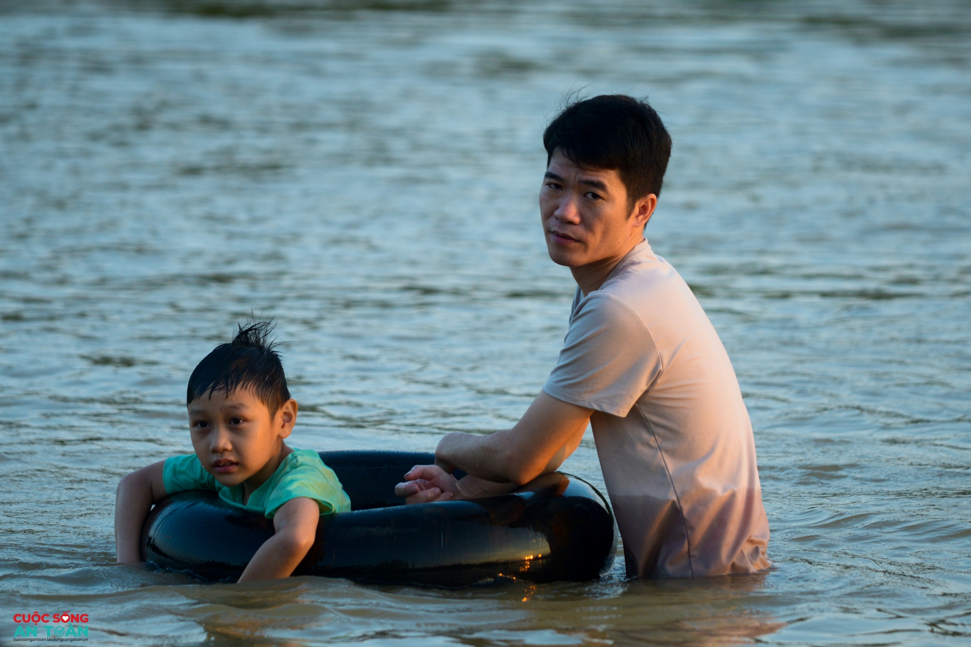 Tắm sông "giải nhiệt" mùa Hè