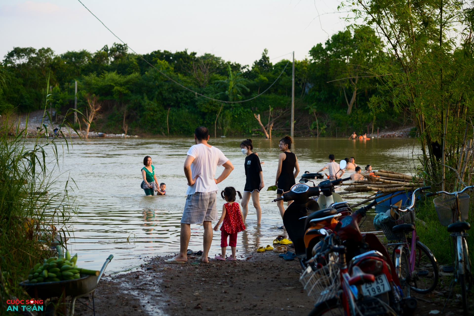 Tắm sông "giải nhiệt" mùa Hè