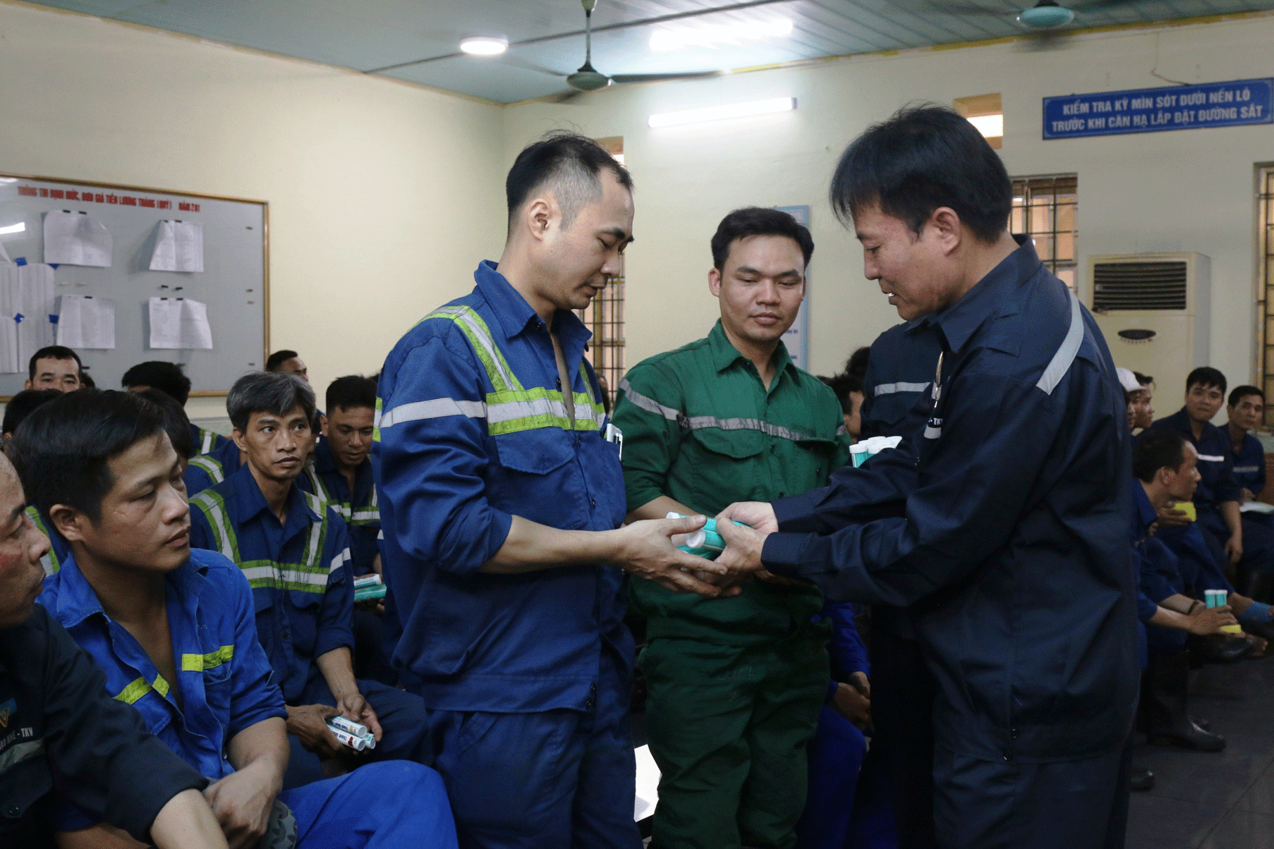 Nắng nóng ảnh hưởng sức khỏe của công nhân: Cần làm tốt công tác dự phòng