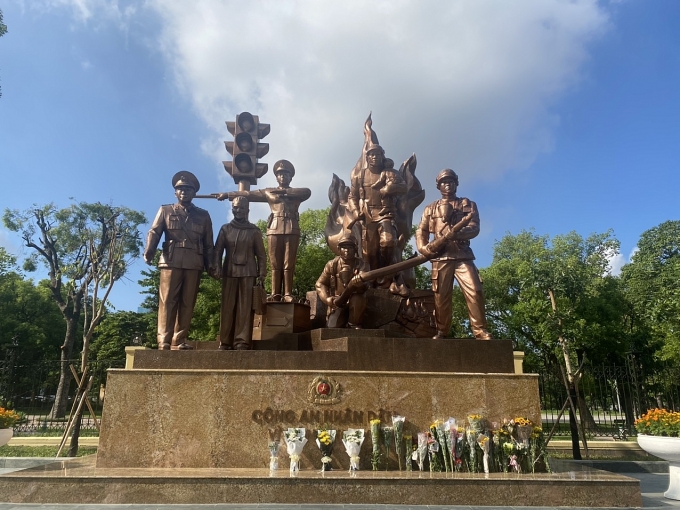 Những bó hoa dưới chân Tượng đài Công an nhân dân tri ân 3 chiến sĩ hy sinh. Ảnh: HẢI YẾN