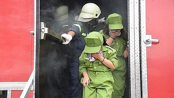 Làm gì khi bị ngạt khí trong đám cháy?