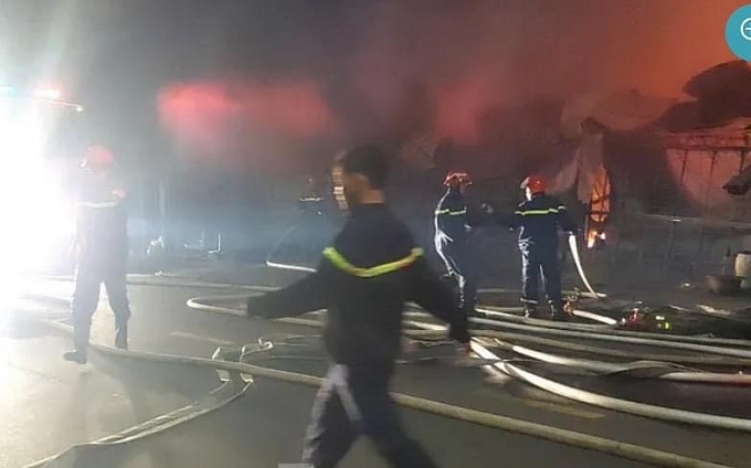 Biển lửa bao trùm toàn bộ ki-ốt chợ trong đêm tại Bình Dương