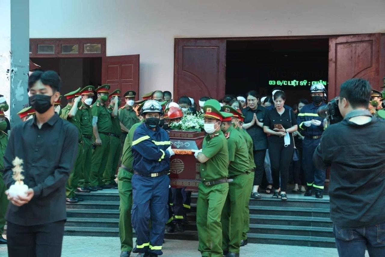 Những hình ảnh đẫm nước mắt tại tang lễ 3 chiến sĩ cảnh sát PCCC hi sinh