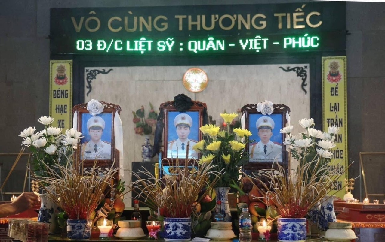 Những hình ảnh đẫm nước mắt tại tang lễ 3 chiến sĩ cảnh sát PCCC hi sinh