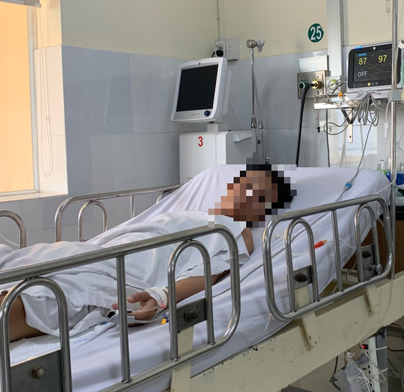 8 sinh viên uống rượu không rõ nguồn gốc, 2 người tử vong