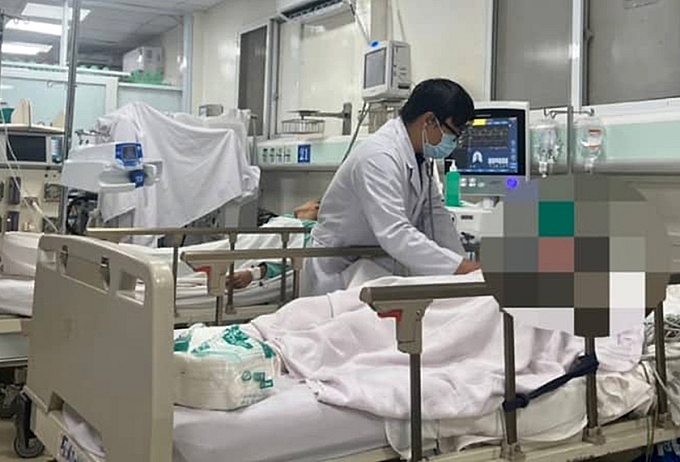 Vụ nghi bị ngộ độc rượu làm 2 người chết: 8 người uống 5 lít rượu pha với nước ngọt Vụ nghi bị ngộ độc rượu làm 2 người chết: 8 người uống 5 lít rượu pha với nước ngọt