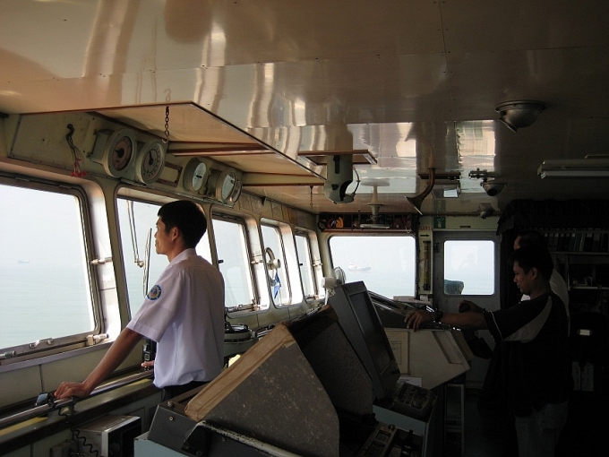 Hoa tiêu đang điều động tàu cập cảng