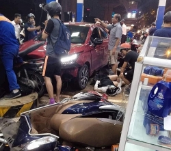 Tài xế xe lao vào cây xăng có nồng độ cồn vượt kịch khung