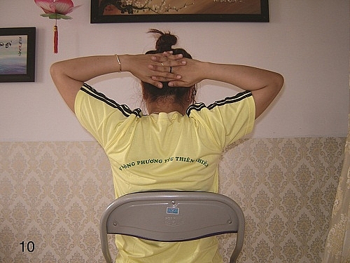 Động tác đơn giản giảm căng cơ cho nhân viên văn phòng