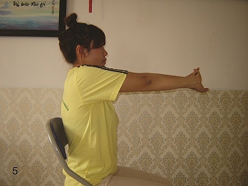 Động tác đơn giản giảm căng cơ cho nhân viên văn phòng