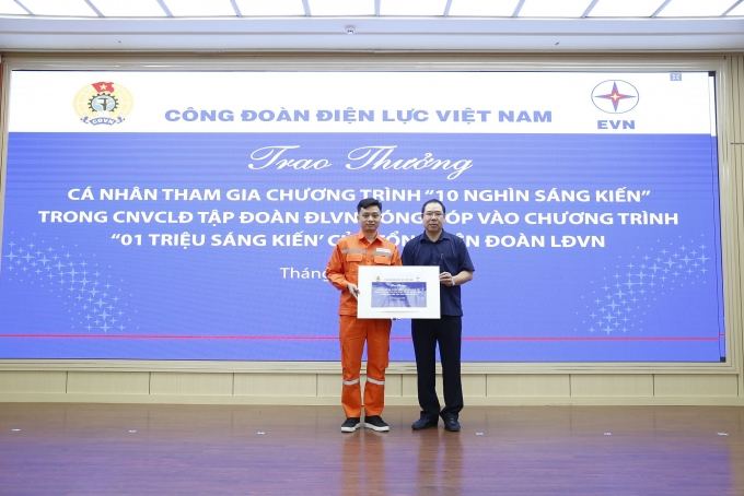 Chủ tịch Công đoàn Điện lực Việt Nam Đỗ Đức Hùng khen thưởng cho cá nhân đoàn viên Ngô Anh Tuấn, Kỹ sư Phòng Kỹ thuật, Công ty Điện lực Hoàn Kiếm tham gia sáng kiến của Công đoàn Điện lực Việt Nam phát động (Ảnh: Lương Nguyên)