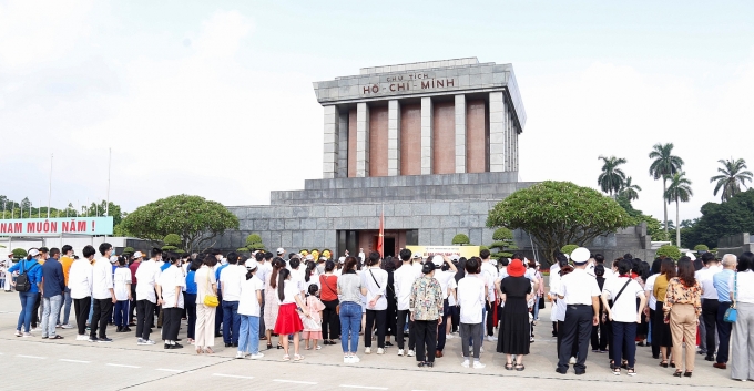 Học sinh giỏi và gia đình CNVCLĐ tiêu biểu báo công dâng Bác