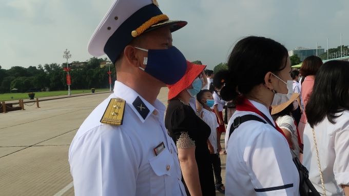 Các cháu học sinh giỏi và gia đình CNVCLĐ tiêu biểu báo công dâng Bác