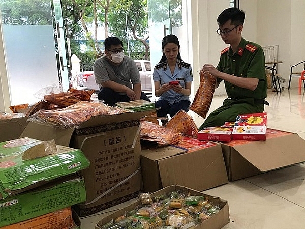 Liên tiếp phát hiện bánh kẹo Trung thu nhập lậu chuẩn bị tuồn ra thị trường
