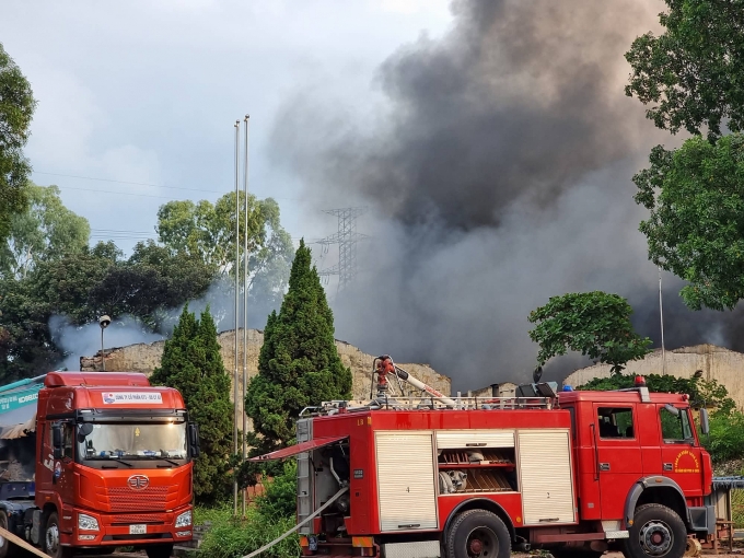 Cận cảnh đám cháy ngùn ngụt, khói bốc cao hàng trăm mét tại xí nghiệp hóa phẩm dầu