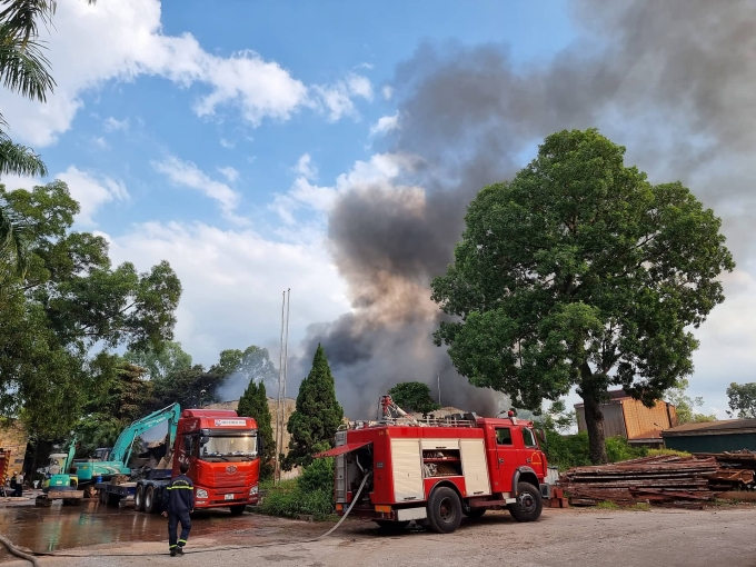Cận cảnh đám cháy ngùn ngụt, khói bốc cao hàng trăm mét tại xí nghiệp hóa phẩm dầu
