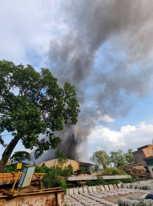 Cận cảnh đám cháy ngùn ngụt, khói bốc cao hàng trăm mét tại xí nghiệp hóa phẩm dầu