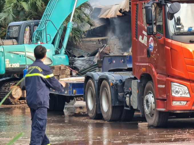 Cận cảnh đám cháy ngùn ngụt, khói bốc cao hàng trăm mét tại xí nghiệp hóa phẩm dầu