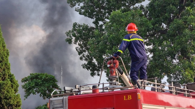 Cận cảnh đám cháy ngùn ngụt, khói bốc cao hàng trăm mét tại xí nghiệp hóa phẩm dầu
