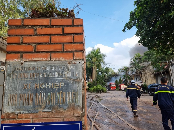 Cận cảnh đám cháy ngùn ngụt, khói bốc cao hàng trăm mét tại xí nghiệp hóa phẩm dầu