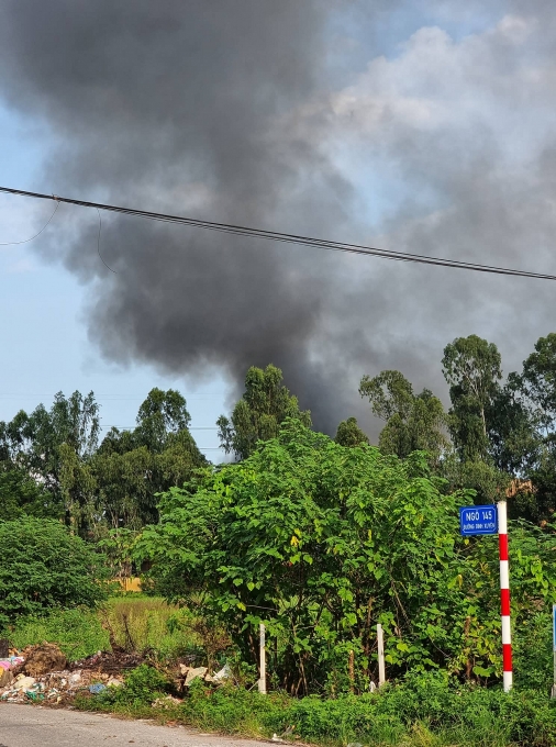 Cận cảnh đám cháy ngùn ngụt, khói bốc cao hàng trăm mét tại xí nghiệp hóa phẩm dầu