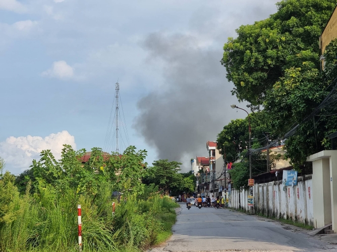 Cận cảnh đám cháy ngùn ngụt, khói bốc cao hàng trăm mét tại xí nghiệp hóa phẩm dầu
