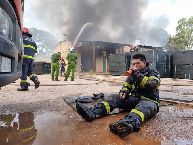 Cận cảnh đám cháy ngùn ngụt, khói bốc cao hàng trăm mét tại xí nghiệp hóa phẩm dầu