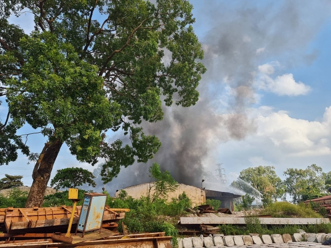 Cận cảnh đám cháy ngùn ngụt, khói bốc cao hàng trăm mét tại xí nghiệp hóa phẩm dầu