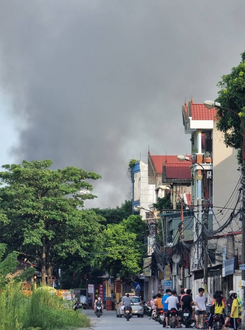 Cận cảnh đám cháy ngùn ngụt, khói bốc cao hàng trăm mét tại xí nghiệp hóa phẩm dầu