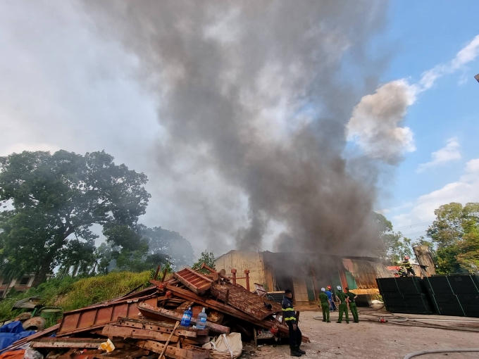 Cận cảnh đám cháy ngùn ngụt, khói bốc cao hàng trăm mét tại xí nghiệp hóa phẩm dầu