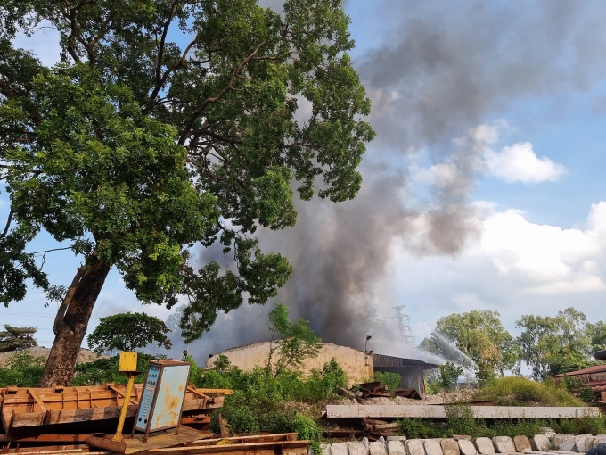 Cận cảnh đám cháy ngùn ngụt, khói bốc cao hàng trăm mét tại xí nghiệp hóa phẩm dầu