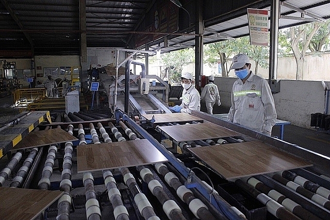 Cần tạo lập môi trường văn hóa phù hợp, đó là môi trường mà con người có sự năng động, sáng tạo, tôn trọng kỷ cương, pháp luật… phù hợp với yêu cầu phát triển kinh tế thị trường. Trong ảnh: Công nhân sản xuất vật liệu xây dựng tại Công ty cổ phần Prime Group (Vĩnh Phúc). Ảnh: KIM LY.