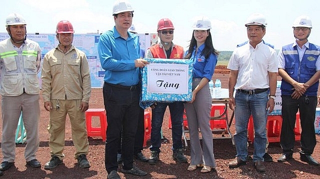 Lao động xuất sắc tiêu biểu góp phần tháo gỡ vấn đề khó của đơn vị, doanh nghiệp