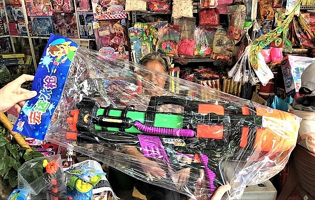 Nhiều đồ chơi bạo lực được bày bán công khai.