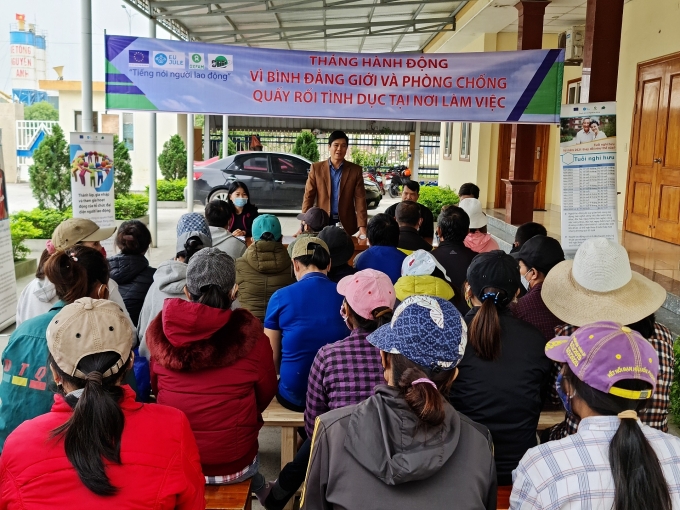 Cán bộ Công đoàn Khu kinh tế tỉnh Quảng Bình tuyên truyền và tư vấn pháp luật cho công nhân Công ty TNHH xuất nhập khẩu công nghiệp Trường Thành. Ảnh: PHÚ CƯỜNG.