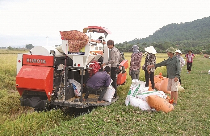 Nguy cơ TNLĐ trong sản xuất nông nghiệp luôn thường trực bởi kiến thức sử dụng, vận hành máy móc nông cụ của người nông dân còn hạn chế. Ảnh: Tác giả cung cấp.