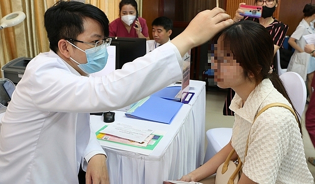 Bác sĩ tư vấn làm đẹp cho một trường hợp đến khám tại Bệnh viện Da liễu Trung ương.