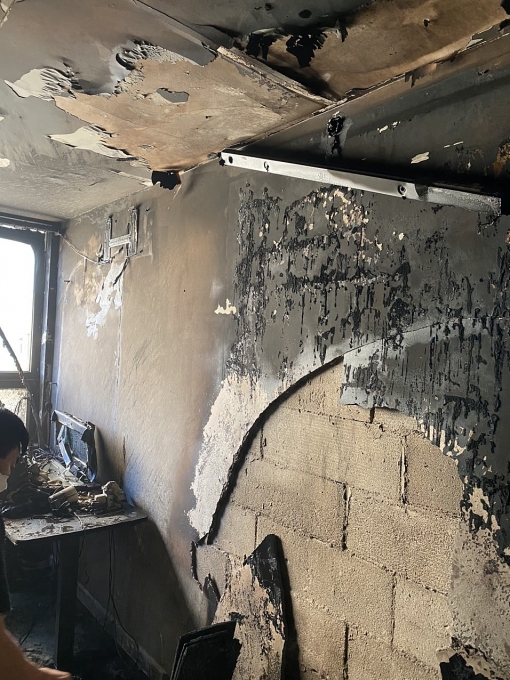 Nỗ lực dập lửa giải cứu 4 người khỏi đám cháy tại chung cư ở Hà Nội